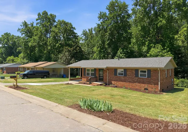 Photo 3 of Single family home for sale at 413 E Mclelland Ave, Mooresville, NC 28115 | MLS# 4379250 | Listing updated on 2026-09-09