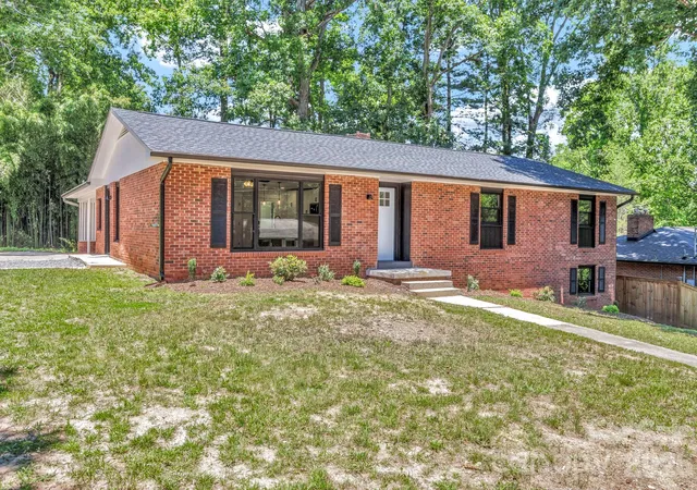 Photo 3 of Single family home for sale at 4 Barnes Rd, Asheville, NC 28803 | MLS# 4379264 | Listing updated on 2026-09-24