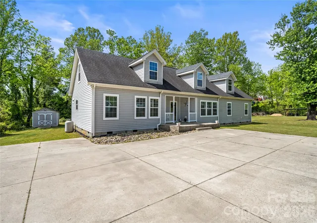 Homes for sale in Hendersonville, NC | 111 Robin St, Hendersonville, NC 28739 | MLS# 4379311