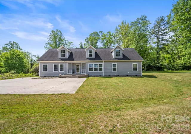 Homes for sale in Hendersonville, NC | 111 Robin St, Hendersonville, NC 28739 | MLS# 4379311