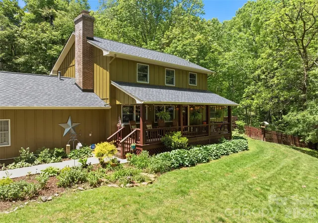 Photo 1 of Single family home for sale at 300 Kelly Springs Rd, Waynesville, NC 28786 | MLS# 4379385 | Listing updated on 2026-08-29