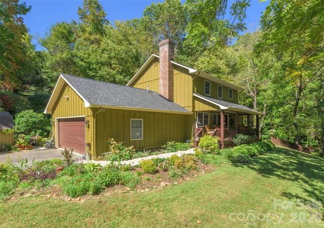 Photo 1 of Single family home for sale at 300 Kelly Springs Rd, Waynesville, NC 28786 | MLS# 4379385 | Listing updated on 2026-10-10