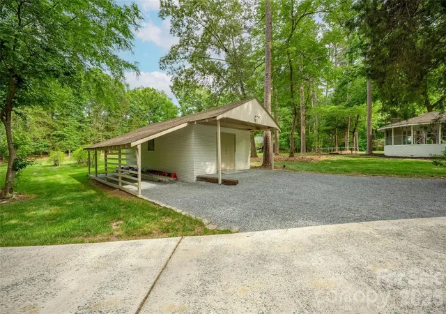 Photo 4 of Single family home for sale at 1800 Chestnut Ln, Matthews, NC 28104 | MLS# 4379528 | Listing updated on 2026-09-24
