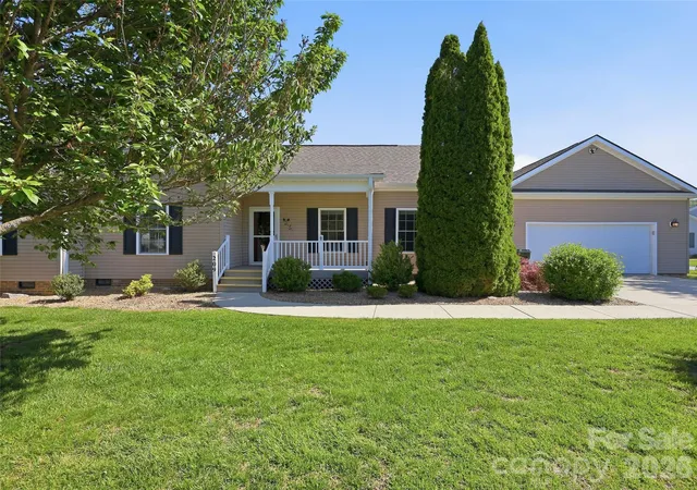 Photo 1 of Single family home for sale at 209 Beechnut Dr, Hendersonville, NC 28739 | MLS# 4379804 | Listing updated on 2026-09-23