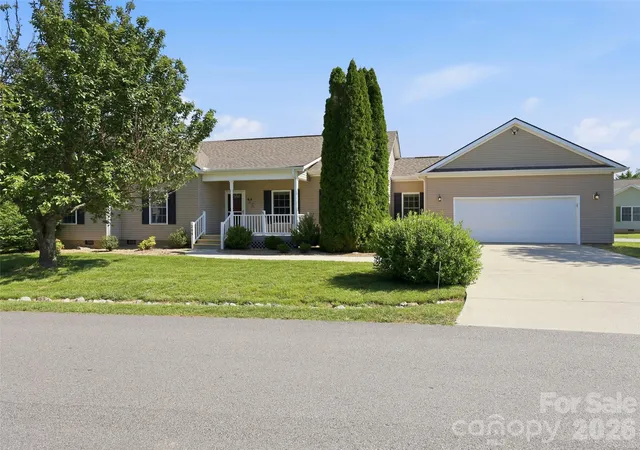 Photo 2 of Single family home for sale at 209 Beechnut Dr, Hendersonville, NC 28739 | MLS# 4379804 | Listing updated on 2026-09-23