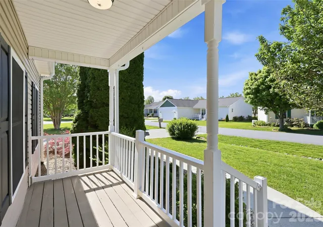 Photo 3 of Single family home for sale at 209 Beechnut Dr, Hendersonville, NC 28739 | MLS# 4379804 | Listing updated on 2026-09-23