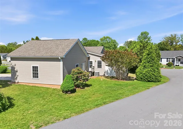 Homes for sale in Hendersonville, NC | 209 Beechnut Dr, Hendersonville, NC 28739 | MLS# 4379804
