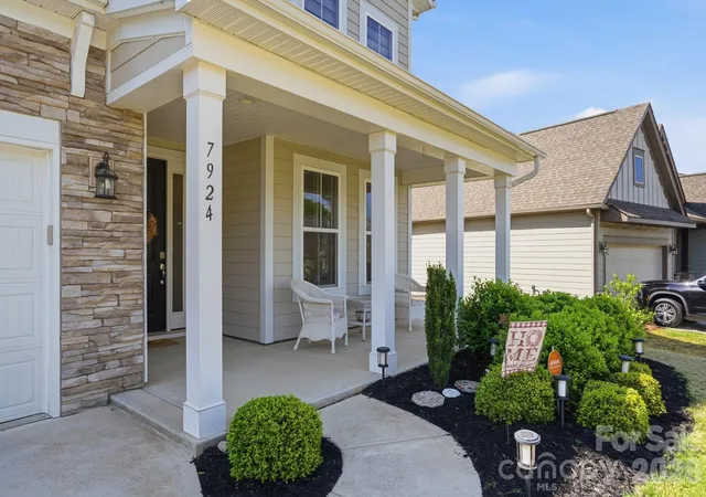 Photo 2 of Single family home for sale at 7924 Crk Park Dr, Denver, NC 28037 | MLS# 4379852 | Listing updated on 2026-06-26