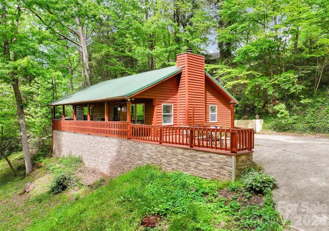 Photo 1 of Single family home for sale at 107 Pretty View Ln, Waynesville, NC 28786 | MLS# 4379879 | Listing updated on 2026-10-30