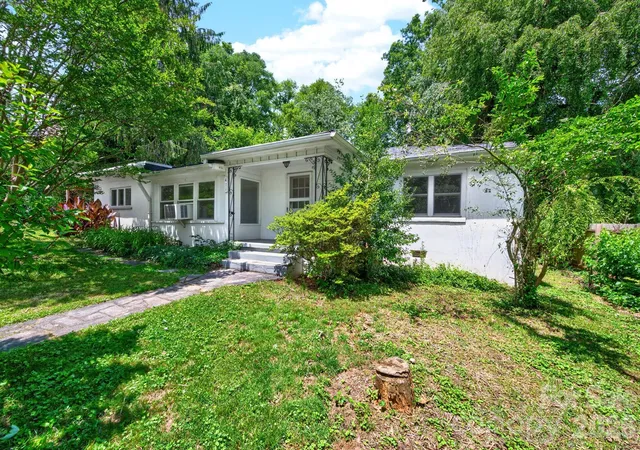 Photo 1 of Single family home for sale at 411 Hillcrest Cir, Hendersonville, NC 28792 | MLS# 4379885 | Listing updated on 2026-10-16