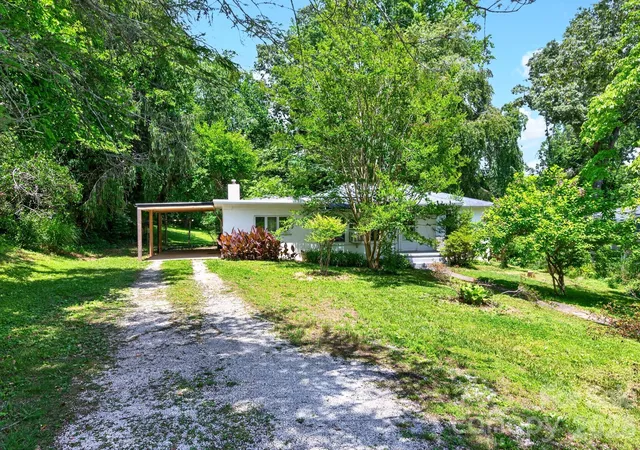 Photo 3 of Single family home for sale at 411 Hillcrest Cir, Hendersonville, NC 28792 | MLS# 4379885 | Listing updated on 2026-10-16