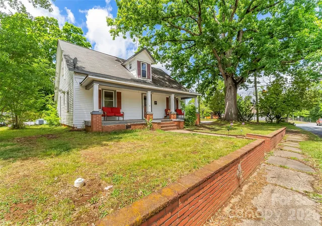 3rd image of 137 12Th St Nw, Hickory, NC 28601 | MLS# 4380171