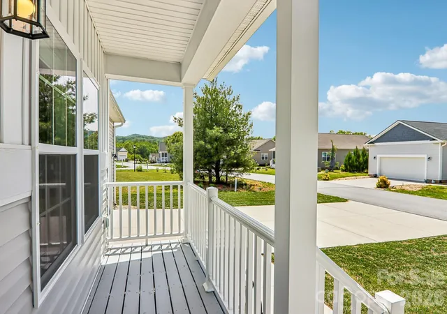 Homes for sale in Hendersonville, NC | 464 Riverwind Dr, Hendersonville, NC 28739 | MLS# 4380506