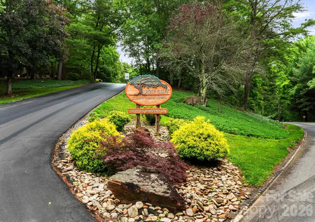 Homes for sale in Asheville, NC | 305 Piney Mountain Drive, Asheville, NC 28805 | Houzeo