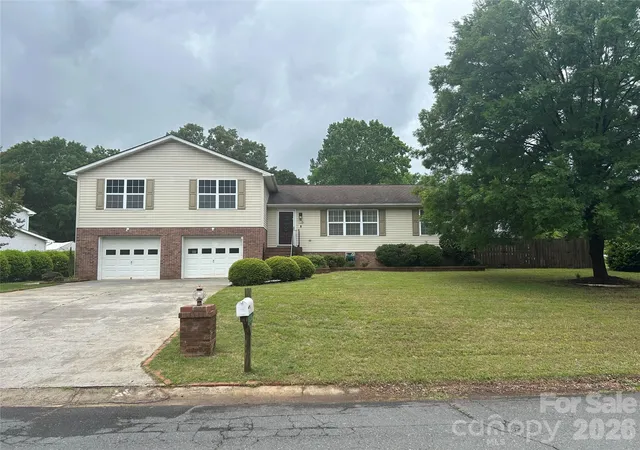 Photo 1 of Sale Pending at 323 Swamp Fox Dr, Fort Mill, SC 29715 | MLS# 4380681 | Listing updated on 2026-09-12