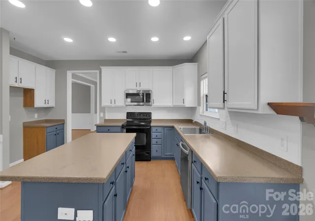 Photo 3 of Single family home for sale at 1007 Butterburr Dr, Matthews, NC 28104 | MLS# 4380724 | Listing updated on 2026-09-22