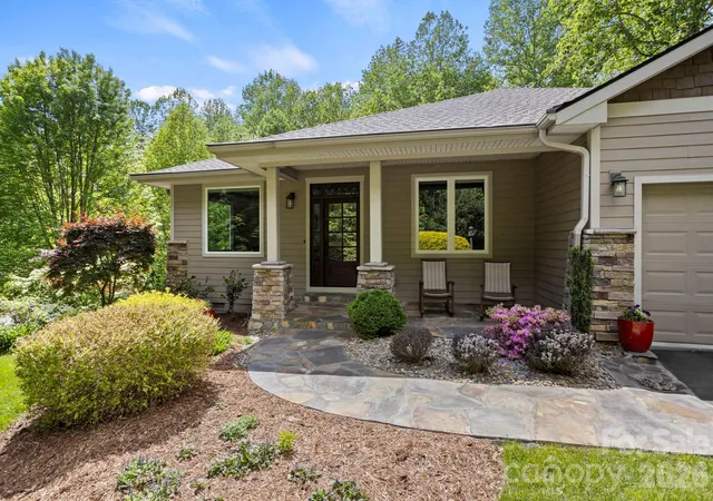 3rd image of 547 Pinnacle Peak Ln, Flat Rock, NC 28731 | MLS# 4380759