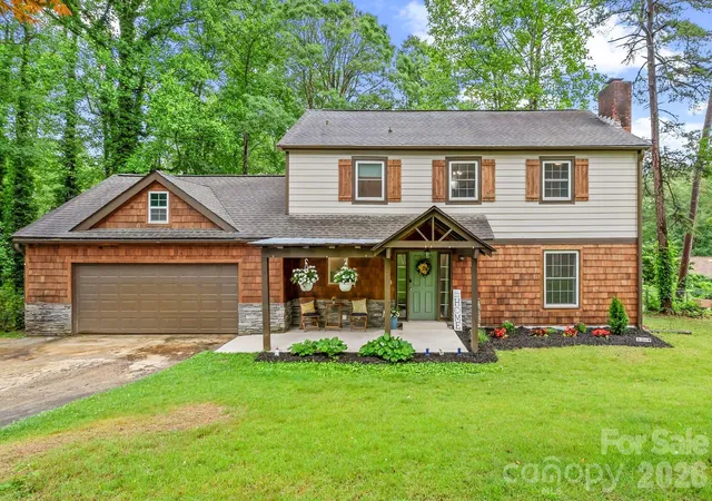 Photo 1 of Single family home for sale at 4 Beechwood Lakes Dr, Hendersonville, NC 28792 | MLS# 4380923 | Listing updated on 2026-10-04