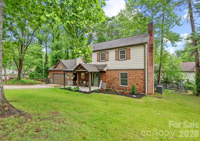 Photo 2 of Single family home for sale at 4 Beechwood Lakes Dr, Hendersonville, NC 28792 | MLS# 4380923 | Listing updated on 2026-10-04
