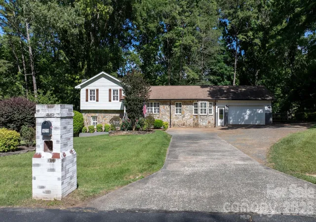 Photo 1 of Single family home for sale at 14214 Honeysuckle Ridge Dr, Matthews, NC 28105 | MLS# 4381101 | Listing updated on 2026-10-06