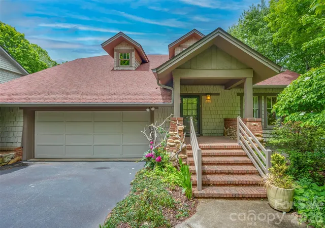 2nd image of 4 Lacoste Dr, Hendersonville, NC 28739 | MLS# 4381202