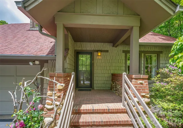 Photo 3 of Single family home for sale at 4 Lacoste Dr, Hendersonville, NC 28739 | MLS# 4381202 | Listing updated on 2026-09-13