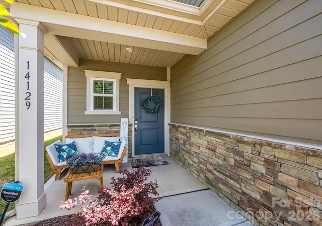 Photo 2 of Single family home for sale at 14129 Canemeadow Dr, Charlotte, NC 28278 | MLS# 4381211 | Listing updated on 2026-09-15