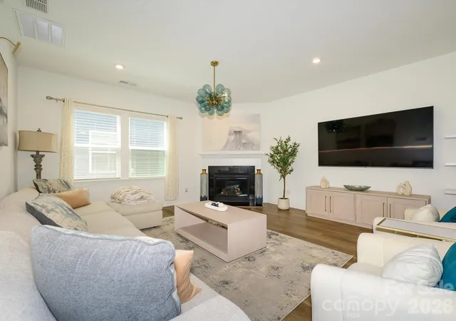 Photo 4 of Single family home for sale at 14129 Canemeadow Dr, Charlotte, NC 28278 | MLS# 4381211 | Listing updated on 2026-09-15