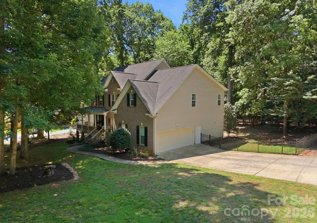 Photo 2 of Single family home for sale at 2006 Wedgewood Dr, Matthews, NC 28104 | MLS# 4381353 | Listing updated on 2026-08-27