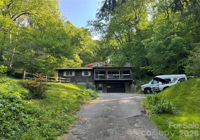 Photo 2 of Single family home for sale at 814 Mountain View Dr, Maggie Valley, NC 28751 | MLS# 4381378 | Listing updated on 2026-05-21
