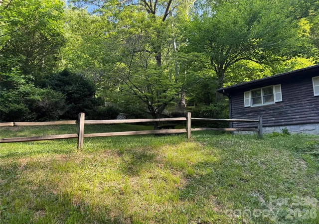 Photo 3 of Single family home for sale at 814 Mountain View Dr, Maggie Valley, NC 28751 | MLS# 4381378 | Listing updated on 2026-05-21