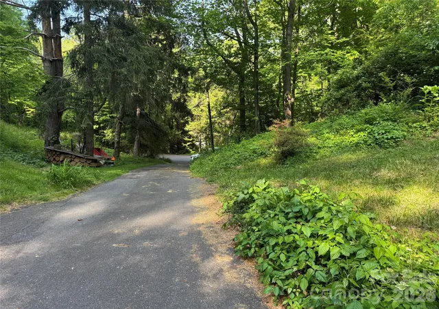 Photo 3 of Single family home for sale at 814 Mountain View Dr, Maggie Valley, NC 28751 | MLS# 4381378 | Listing updated on 2026-05-21