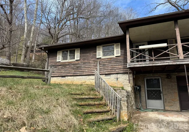 Photo 4 of Single family home for sale at 814 Mountain View Dr, Maggie Valley, NC 28751 | MLS# 4381378 | Listing updated on 2026-05-21