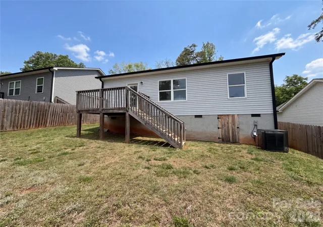Photo 4 of Sale Pending at 5704 Woodard St, Charlotte, NC 28269 | MLS# 4381445 | Listing updated on 2026-09-16