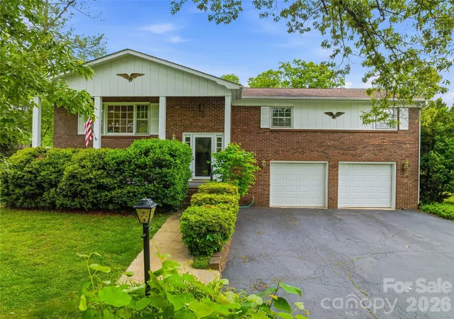 Photo 1 of Single family home for sale at 208 Applecross Ln, Hendersonville, NC 28791 | MLS# 4381459 | Listing updated on 2026-08-02
