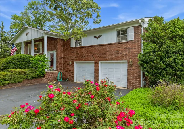 Photo 2 of Single family home for sale at 208 Applecross Ln, Hendersonville, NC 28791 | MLS# 4381459 | Listing updated on 2026-08-02