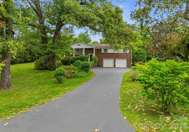 Photo 3 of Single family home for sale at 208 Applecross Ln, Hendersonville, NC 28791 | MLS# 4381459 | Listing updated on 2026-08-02