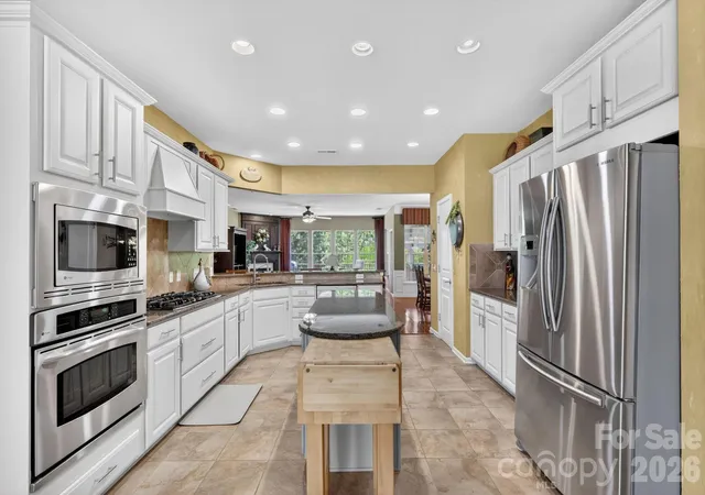 Photo 3 of Single family home for sale at 9242 Whistling Straits Dr, Fort Mill, SC 29707 | MLS# 4381475 | Listing updated on 2026-09-11