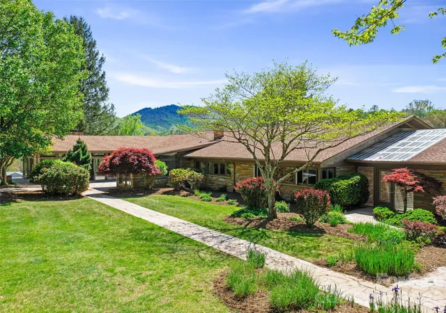 Photo 4 of House for sale at 110 Crst View Rd, Burnsville, NC 28714 | MLS# 4381554 | Listing updated on 2026-06-29