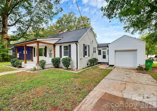 2nd image of 5726 Oak Dr, Charlotte, NC 28216 | MLS# 4381646