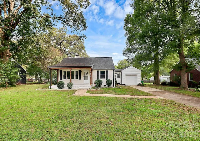 3rd image of 5726 Oak Dr, Charlotte, NC 28216 | MLS# 4381646