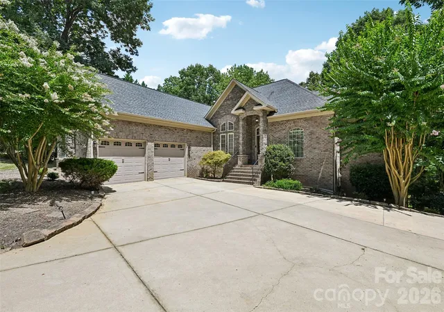 Photo 1 of Single family home for sale at 304 Catawba Crst Ln, Clover, SC 29710 | MLS# 4381723 | Listing updated on 2026-08-27
