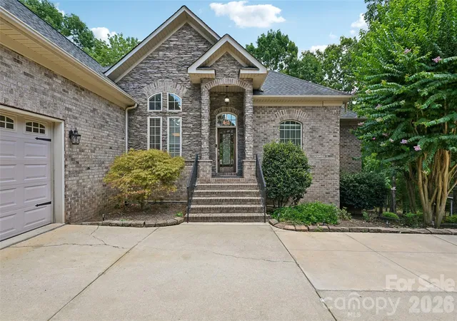 Photo 2 of Single family home for sale at 304 Catawba Crst Ln, Clover, SC 29710 | MLS# 4381723 | Listing updated on 2026-08-27