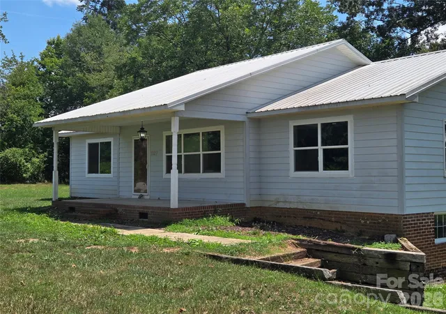 Photo 1 of Single family home for sale at 1127 N Mountain St, Blacksburg, SC 29702 | MLS# 4381881 | Listing updated on 2026-08-05