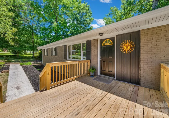 2nd image of 2111 Shalimar Dr, Charlotte, NC 28216 | MLS# 4381885