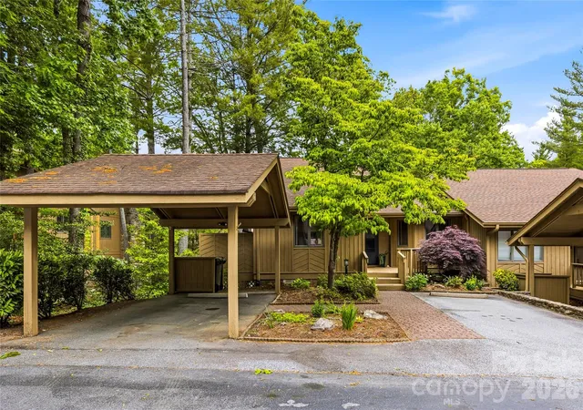 Homes for sale in Hendersonville, NC | 205 N Scarlet Oak Ln, Hendersonville, NC 28791 | MLS# 4381898