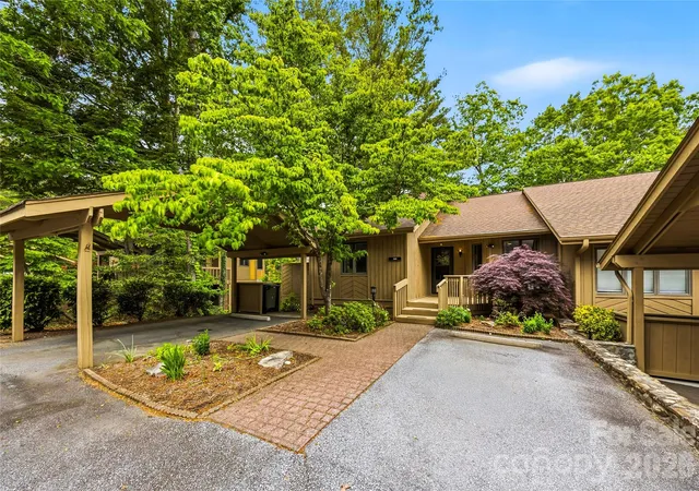 Homes for sale in Hendersonville, NC | 205 N Scarlet Oak Ln, Hendersonville, NC 28791 | MLS# 4381898