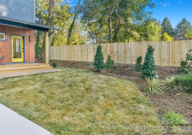 Photo 3 of Single family home for sale at 14 Da Vinci Ct, Asheville, NC 28806 | MLS# 4382052 | Listing updated on 2026-09-20