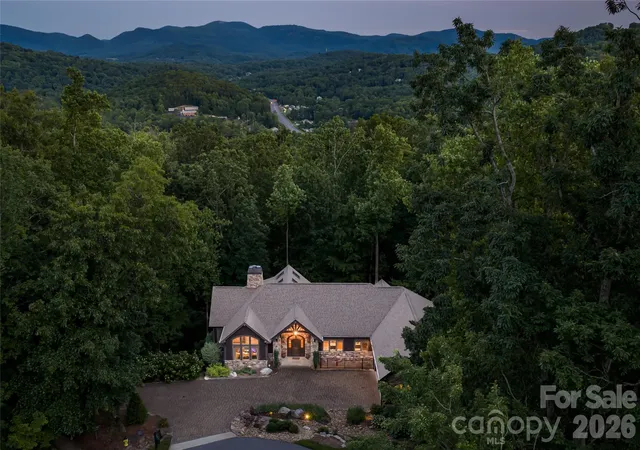 Homes for sale in Fairview, NC | 2 Cherokee Orchard Ct, Fairview, NC 28730 | MLS# 4382110