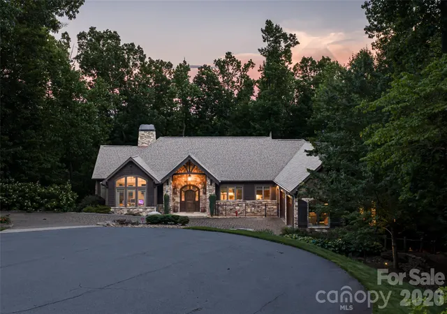 Homes for sale in Fairview, NC | 2 Cherokee Orchard Ct, Fairview, NC 28730 | MLS# 4382110